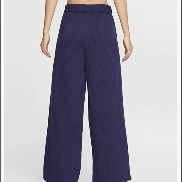 - Worn once Nike sportswear pants - Picture 6 of 12